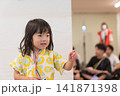 夏祭りイベントに参加するひまわり柄甚平の日本人の女の子の幼児 夏祭りイベントに参加するひまわり柄甚平の日本人の女の子の幼児 141871398
