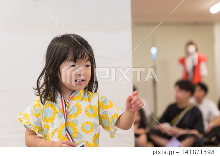 夏祭りイベントに参加するひまわり柄甚平の日本人の女の子の幼児 夏祭りイベントに参加するひまわり柄甚平の日本人の女の子の幼児 141871398