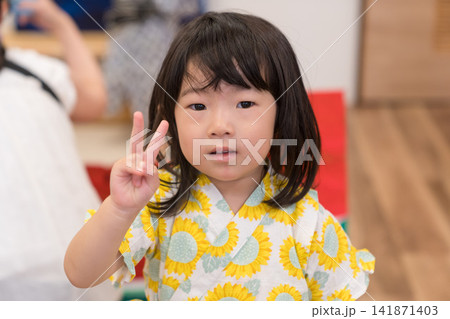 夏祭りイベントに参加するひまわり柄甚平の日本人の女の子の幼児 141871403