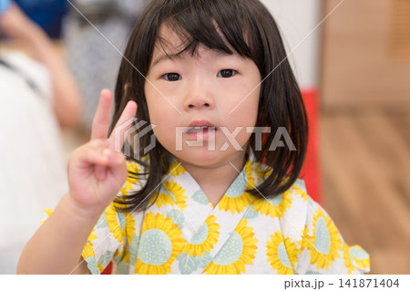 夏祭りイベントに参加するひまわり柄甚平の日本人の女の子の幼児 夏祭りイベントに参加するひまわり柄甚平の日本人の女の子の幼児 141871404