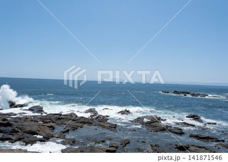 神奈川県城ヶ島の岩に打ち寄せる荒波と波しぶき 神奈川県城ヶ島の岩に打ち寄せる荒波と波しぶき 141871546