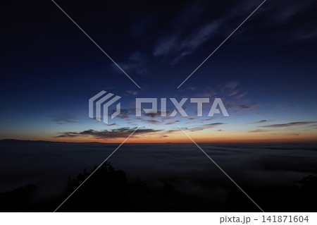 日の出前の空と雲海 141871604