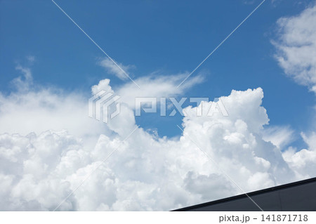 夏の青空と白い雲 夏の青空と白い雲 141871718