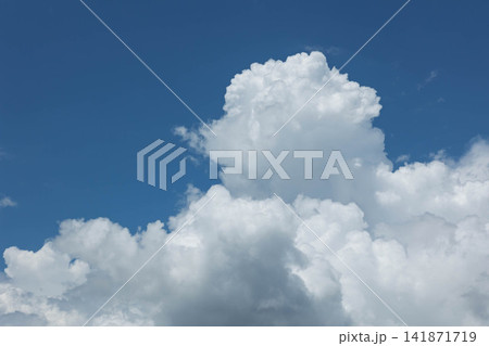 夏の青空と白い雲 141871719