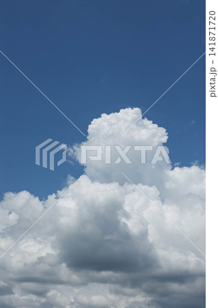 夏の青空と白い雲 夏の青空と白い雲 141871720