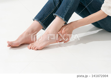 踵を触る女性 141872004