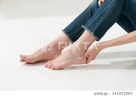 踵を触る女性 141872005