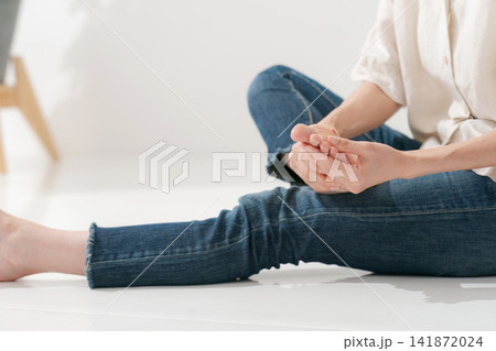 足をマッサージする女性 足をマッサージする女性 141872024