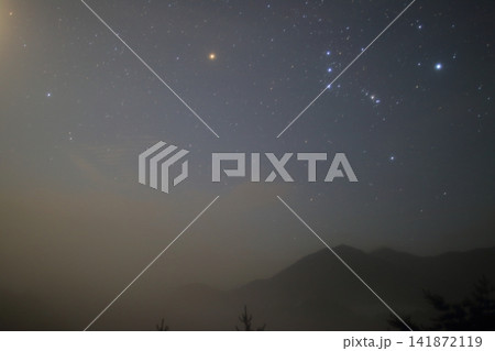 月明りと霧で霞んで見える星 月明りと霧で霞んで見える星 141872119