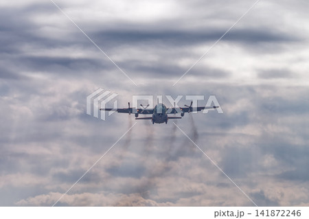 降下するC-130Hハーキュリーズ④ 降下するC-130Hハーキュリーズ④ 141872246