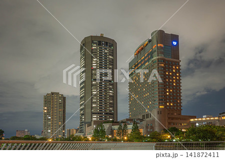 大川沿いに立つ超高層ビルの夜景 OAPタワー 大阪市 大川沿いに立つ超高層ビルの夜景 OAPタワー 大阪市 141872411