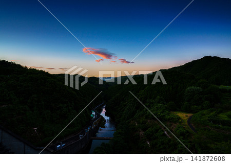 奈良県奈良市の布目ダム堰堤から北の布目川渓谷夕景 20mm単焦点レンズ 暮れていく夕空⑧ 奈良県奈良市の布目ダム堰堤から北の布目川渓谷夕景 20mm単焦点レンズ 暮れていく夕空⑧ 141872608