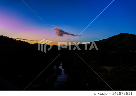 奈良県奈良市の布目ダム堰堤から北の布目川渓谷夕景 20mm単焦点レンズ 暮れていく夕空⑪ 141872611