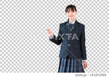 一名國中女生正在用粉筆寫字。 一名國中女生正在用粉筆寫字。 141872909