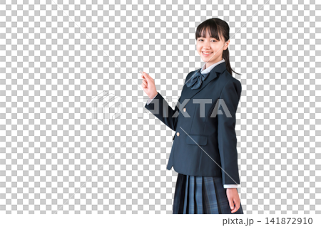 一名國中女生正在用粉筆寫字。 一名國中女生正在用粉筆寫字。 141872910