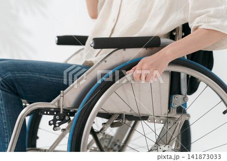 車椅子に乗る女性の手元 車椅子に乗る女性の手元 141873033
