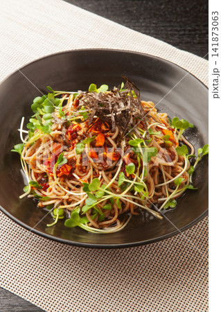ピリ辛ラー油蕎麦 ピリ辛ラー油蕎麦 141873063
