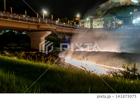 豊田市・巴川を流れる金魚花火の幻想的な夜景 豊田市・巴川を流れる金魚花火の幻想的な夜景 141873075