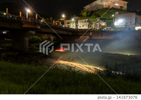 豊田市・巴川を流れる金魚花火の幻想的な夜景 豊田市・巴川を流れる金魚花火の幻想的な夜景 141873076