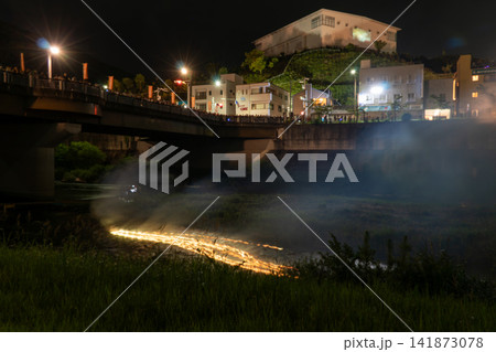 豊田市・巴川を流れる金魚花火の幻想的な夜景 141873078