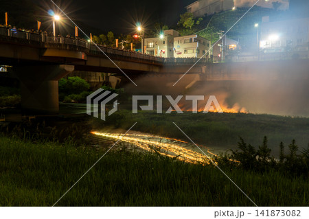 豊田市・巴川を流れる金魚花火の幻想的な夜景 141873082