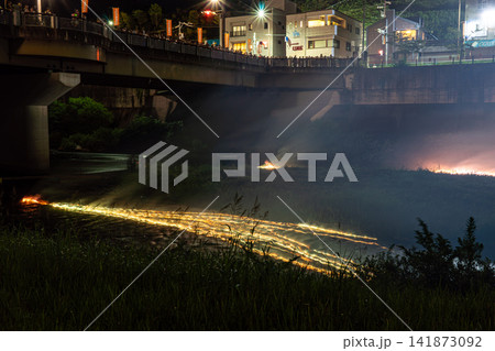 豊田市・巴川を流れる金魚花火の幻想的な夜景 豊田市・巴川を流れる金魚花火の幻想的な夜景 141873092