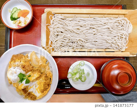 かつ丼とざる蕎麦のランチセットを俯瞰撮影 かつ丼とざる蕎麦のランチセットを俯瞰撮影 141873177