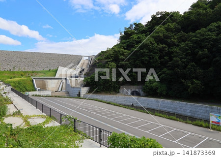 ◇ダムパーク いばきた (風の丘ゾーンの広場とダム風景)/ 大阪府茨木市北部 安威川ダム周辺の公園 ◇ダムパーク いばきた (風の丘ゾーンの広場とダム風景)/ 大阪府茨木市北部 安威川ダム周辺の公園 141873369