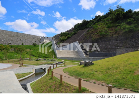 ◇ダムパーク いばきた (風の丘ゾーンの広場とダム風景)/ 大阪府茨木市北部 安威川ダム周辺の公園 ◇ダムパーク いばきた (風の丘ゾーンの広場とダム風景)/ 大阪府茨木市北部 安威川ダム周辺の公園 141873373