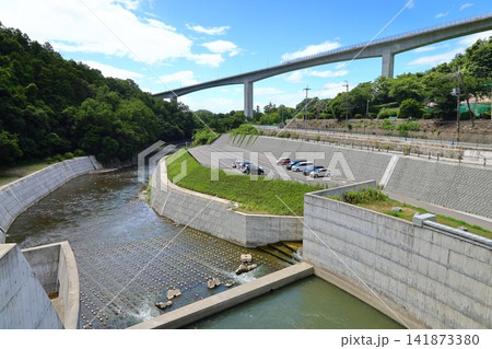 ◇ダムパーク いばきた (風の丘ゾーンの広場とダム風景)/ 大阪府茨木市北部 安威川ダム周辺の公園 ◇ダムパーク いばきた (風の丘ゾーンの広場とダム風景)/ 大阪府茨木市北部 安威川ダム周辺の公園 141873380