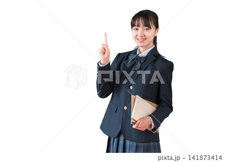 教科書を持つ制服姿の小学生,中学生,高校生の女子生徒 教科書を持つ制服姿の小学生,中学生,高校生の女子生徒 141873414