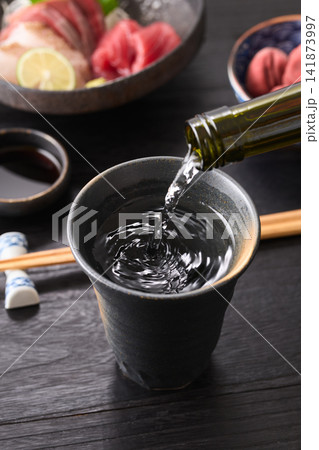 焼酎のお湯割りを作る 焼酎のお湯割りを作る 141873997