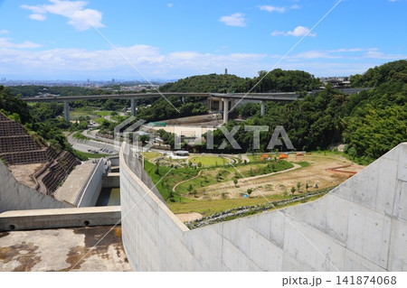 ◇ダムパーク  いばきた （安威川ダム天端道路から風の丘ゾーン側の眺望）／ 大阪府茨木市 141874068