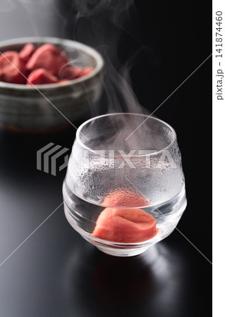 焼酎の梅干し割り 焼酎の梅干し割り 141874460