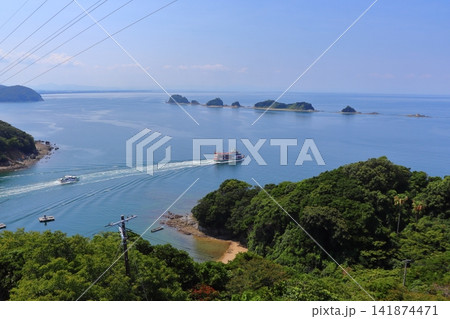 鳥羽湾のイルカ島展望台から見た風景 遊覧船と桃取水道付近(三重県鳥羽市 日向島) 鳥羽湾のイルカ島展望台から見た風景 遊覧船と桃取水道付近(三重県鳥羽市 日向島) 141874471