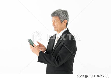 スマホを持つ男性　ビジネス 141874766