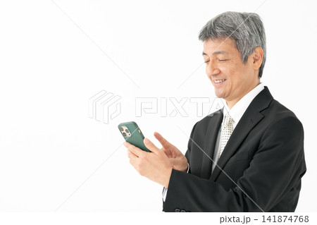 スマホを持つ男性　ビジネス 141874768