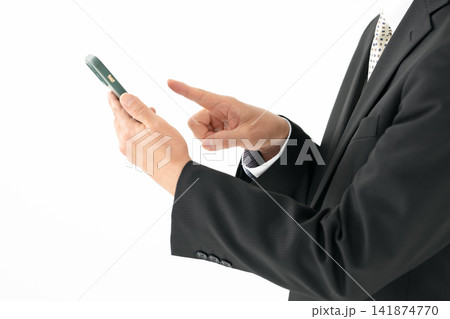 スマホを持つ男性　ビジネス　手元 141874770