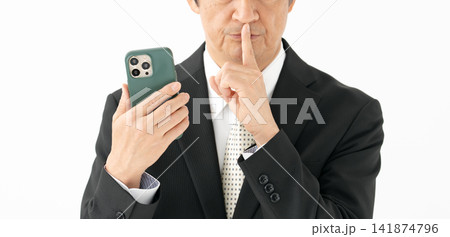 スマホを持つ男性　秘密 141874796