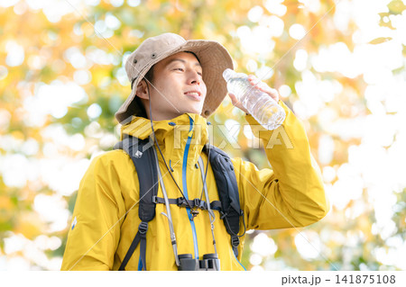 山歩き　アウトドア　水 141875108