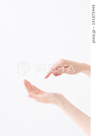 女性　手元　ビューティー 141875444