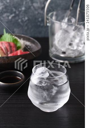焼酎の水割り 焼酎の水割り 141875506