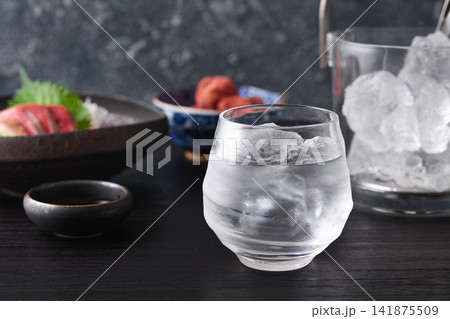 焼酎の水割り 焼酎の水割り 141875509