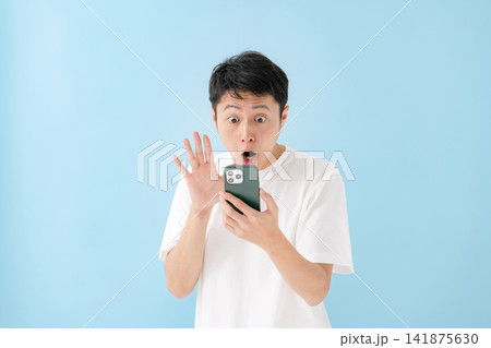 男性　ショック　驚く　嘆く　スマホ 141875630