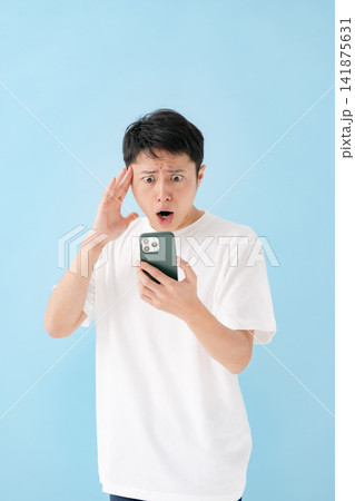 男性 ショック 驚く 嘆く スマホ 男性 ショック 驚く 嘆く スマホ 141875631