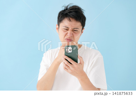 男性　ショック　驚く　嘆く　スマホ 141875633