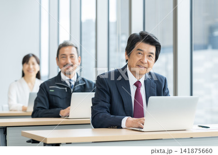 セミナーを受ける中小企業の経営者　撮影協力：学校法人電波学園　東京電子専門学校 141875660