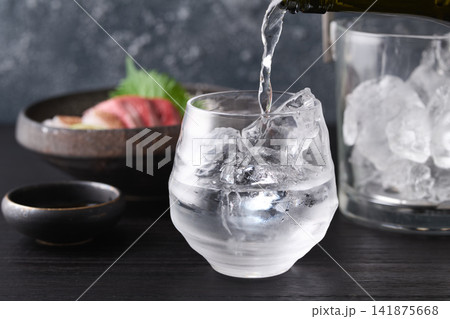 焼酎をグラスに注ぐ 焼酎の水割り 焼酎をグラスに注ぐ 焼酎の水割り 141875668