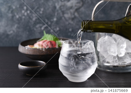 焼酎をグラスに注ぐ　焼酎の水割り 141875669