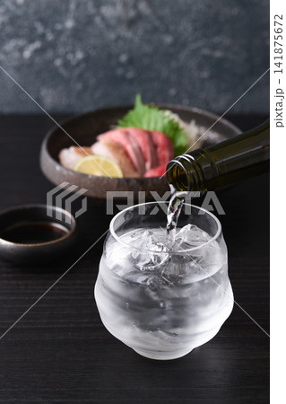焼酎をグラスに注ぐ 焼酎の水割り 焼酎をグラスに注ぐ 焼酎の水割り 141875672